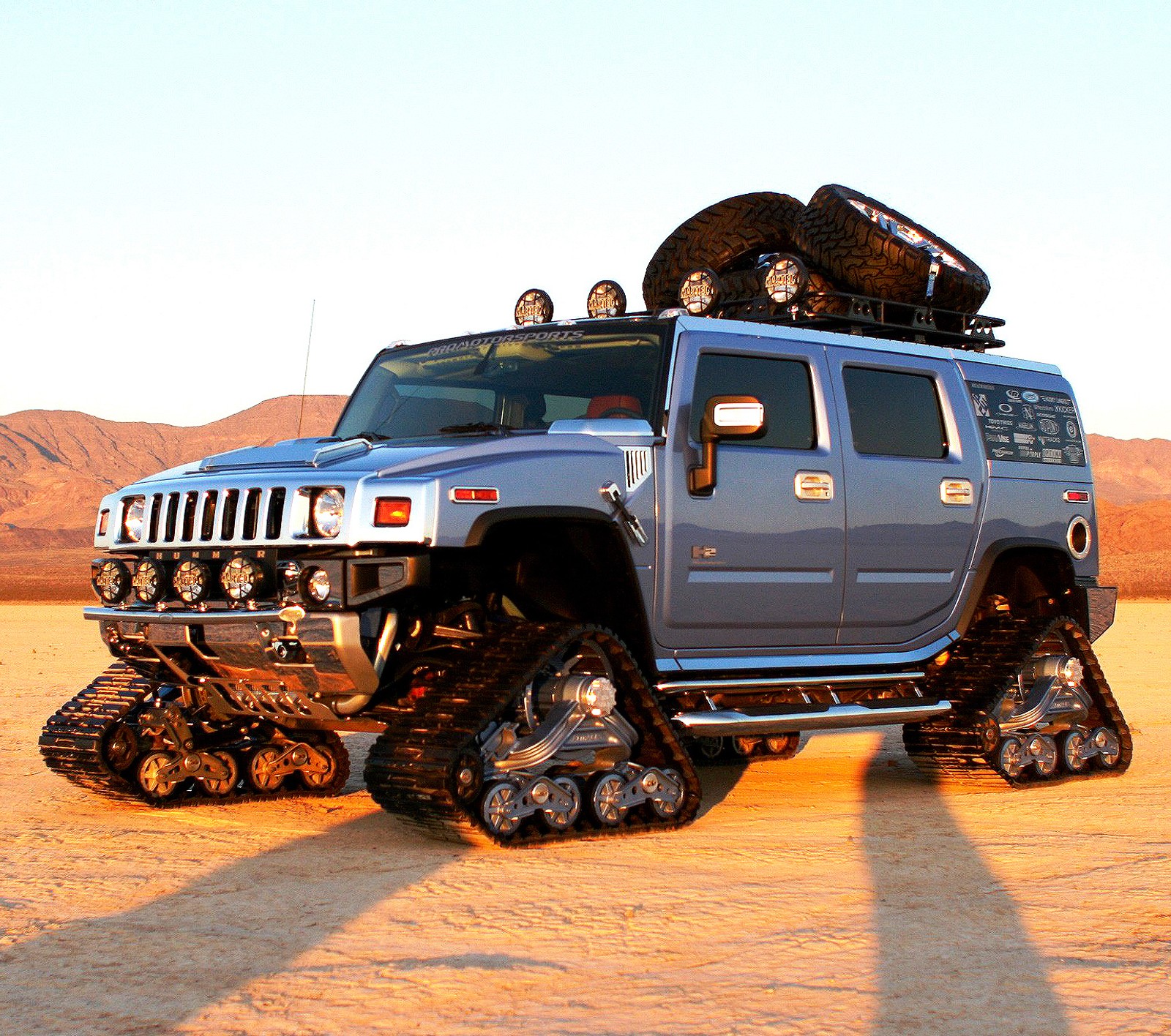 Camión hummer artístico con huellas de nieve en el suelo (coches, genial, hd, hummer, militar)