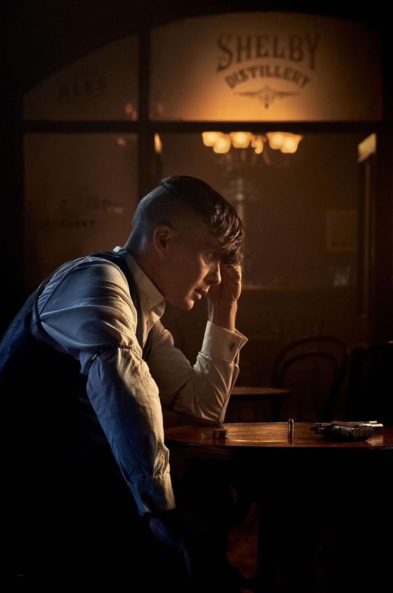 Мужчина сидит за столом с ноутбуком (острые козырьки, peaky blinders, tommyshelby)