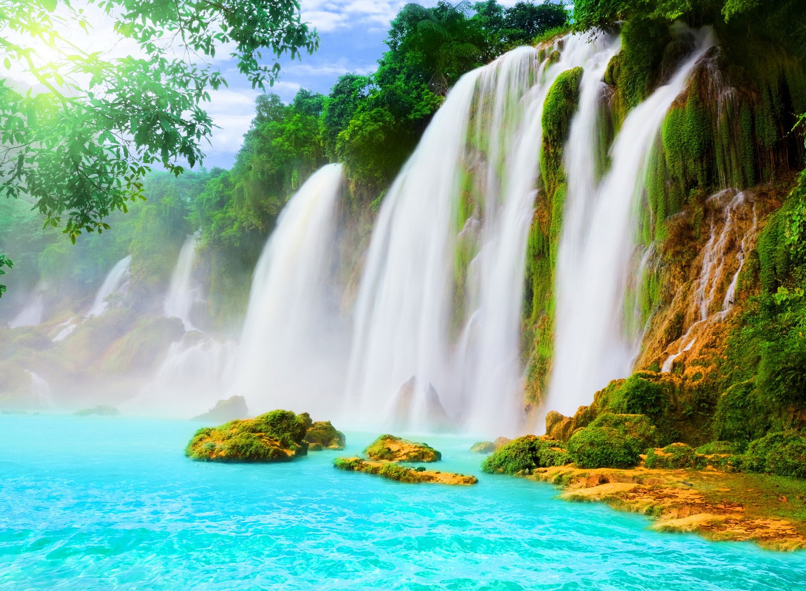 Une cascade au milieu d'un lac bleu entouré d'arbres (beau, nature, tropical, la cascade)