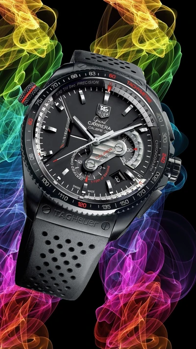 Elegante TAG Heuer Carrera negra con fondo de humo colorido