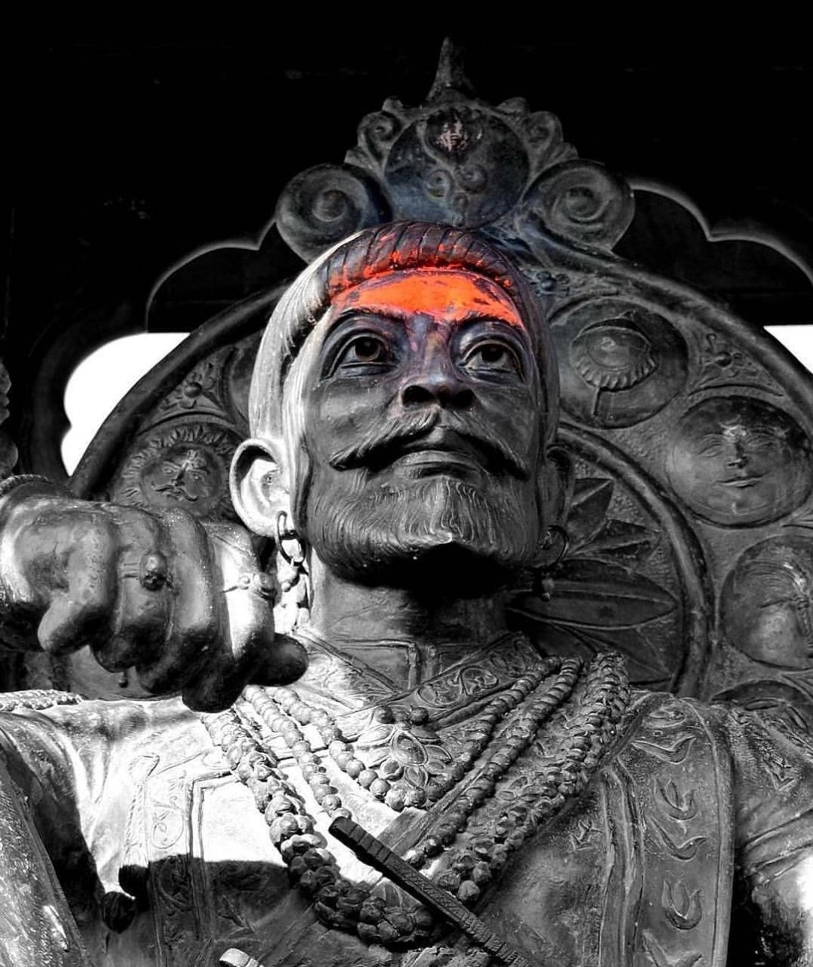 Nahaufnahme einer statue eines mannes mit rotem licht auf der stirn (shivaji maharaj, könig)