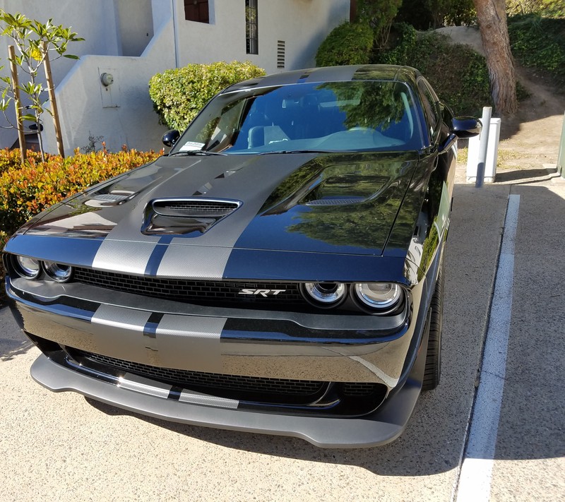 Крупный план автомобиля, припаркованного на парковке (додж, dodge, мопар, mopar, маслкар)