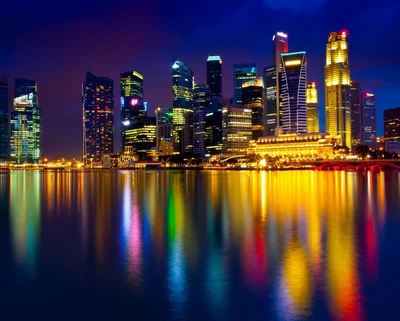 Bunte Nachtlandschaft der Skyline von Singapur, reflektiert in einem ruhigen See