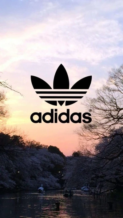 Logo Adidas contre un reflet serein du coucher de soleil