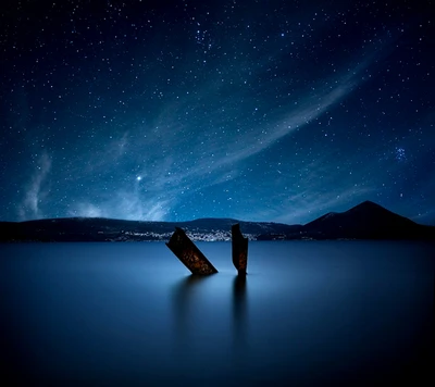 Noche estrellada sobre aguas serenas