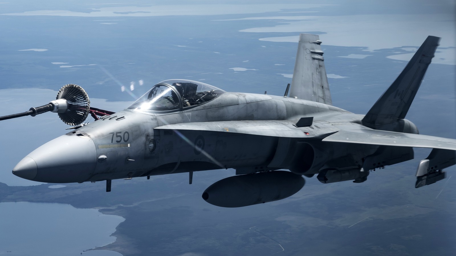 Un chasseur volant dans le ciel avec une hélice (boeing fa 18ef super hornet, boeing f a 18e f super hornet, mcdonnell douglas f 15 eagle, avion militaire, mcdonnell douglas f 4 phantom ii)