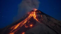 Vulcão Pacaya em erupção: lava fluindo e nuvem de cinzas à noite