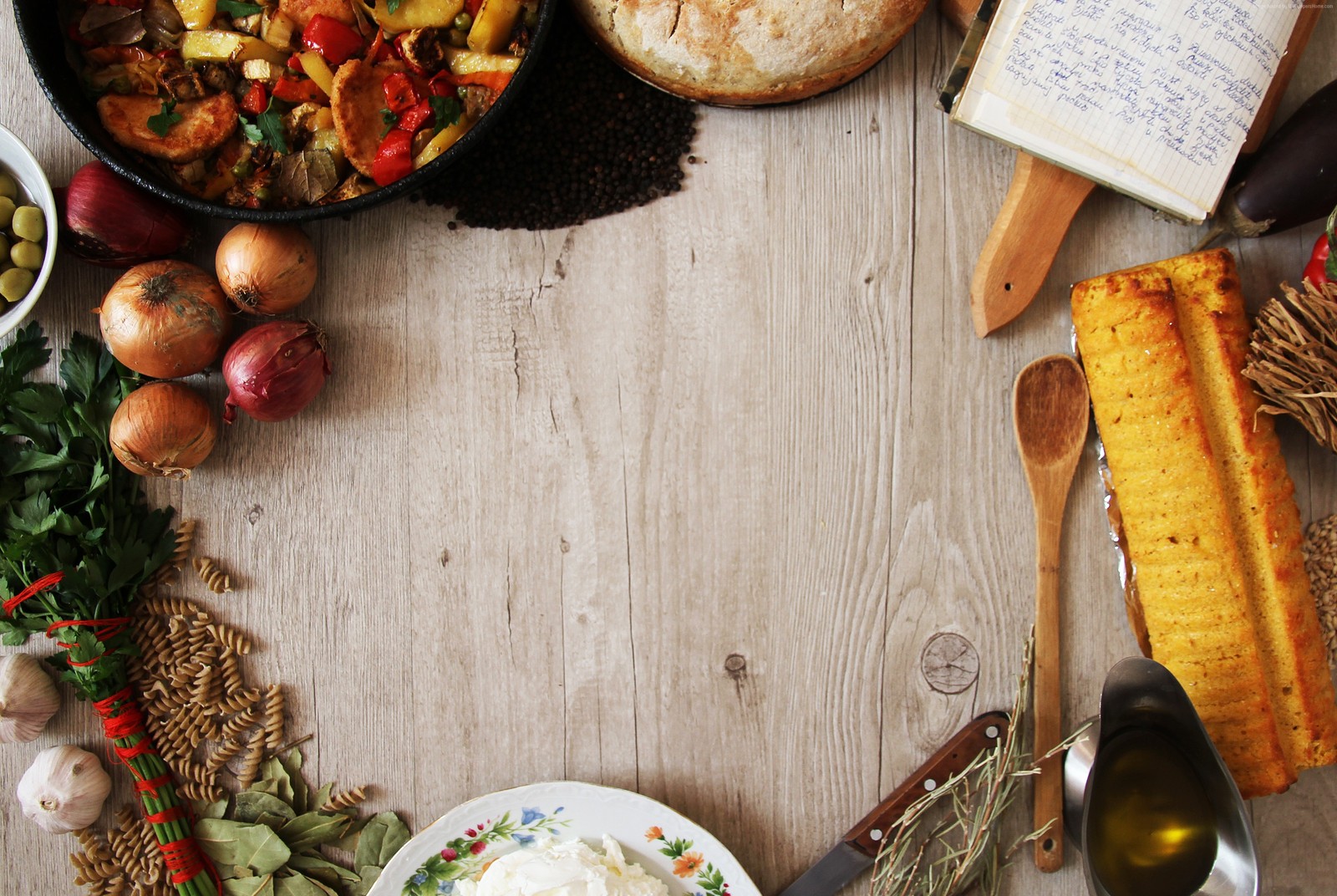 Hay una mesa con un plato de comida y un libro (comida, verdura, brunch, receta, comida reconfortante)