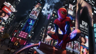 Homem-Aranha empoleirado em Times Square, cercado por luzes vibrantes da cidade e painéis publicitários digitais.