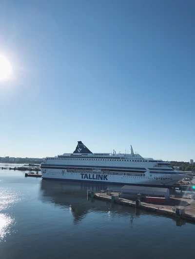 Ferry Tallink amarré à un front de mer serein sous un ciel dégagé