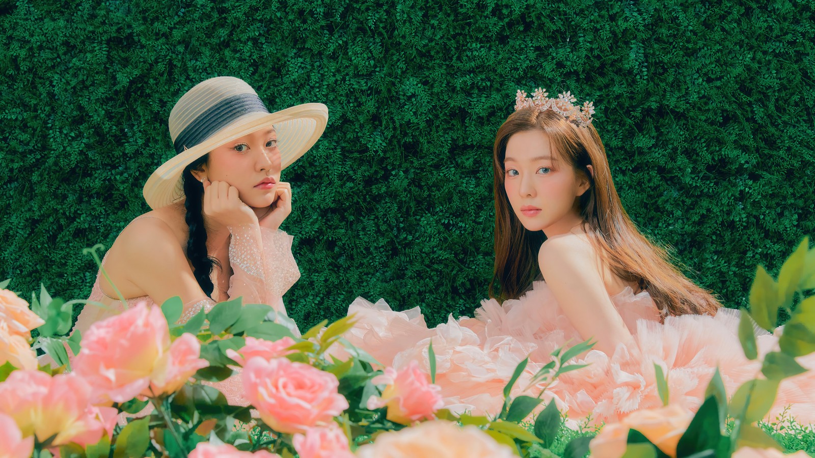 Dos mujeres en vestidos y sombreros sentadas en un lecho de flores (red velvet, kpop, 레드벨벳, festival reve 2022, coreano)