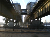 Pont à poutres sur la rivière Neva : une structure mobile soutenant le transport ferroviaire dans la ville capitale.