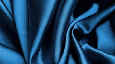 Textil de satén azul eléctrico lustroso en primer plano