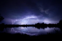 Tempestade noturna: reflexos de relâmpagos em águas calmas