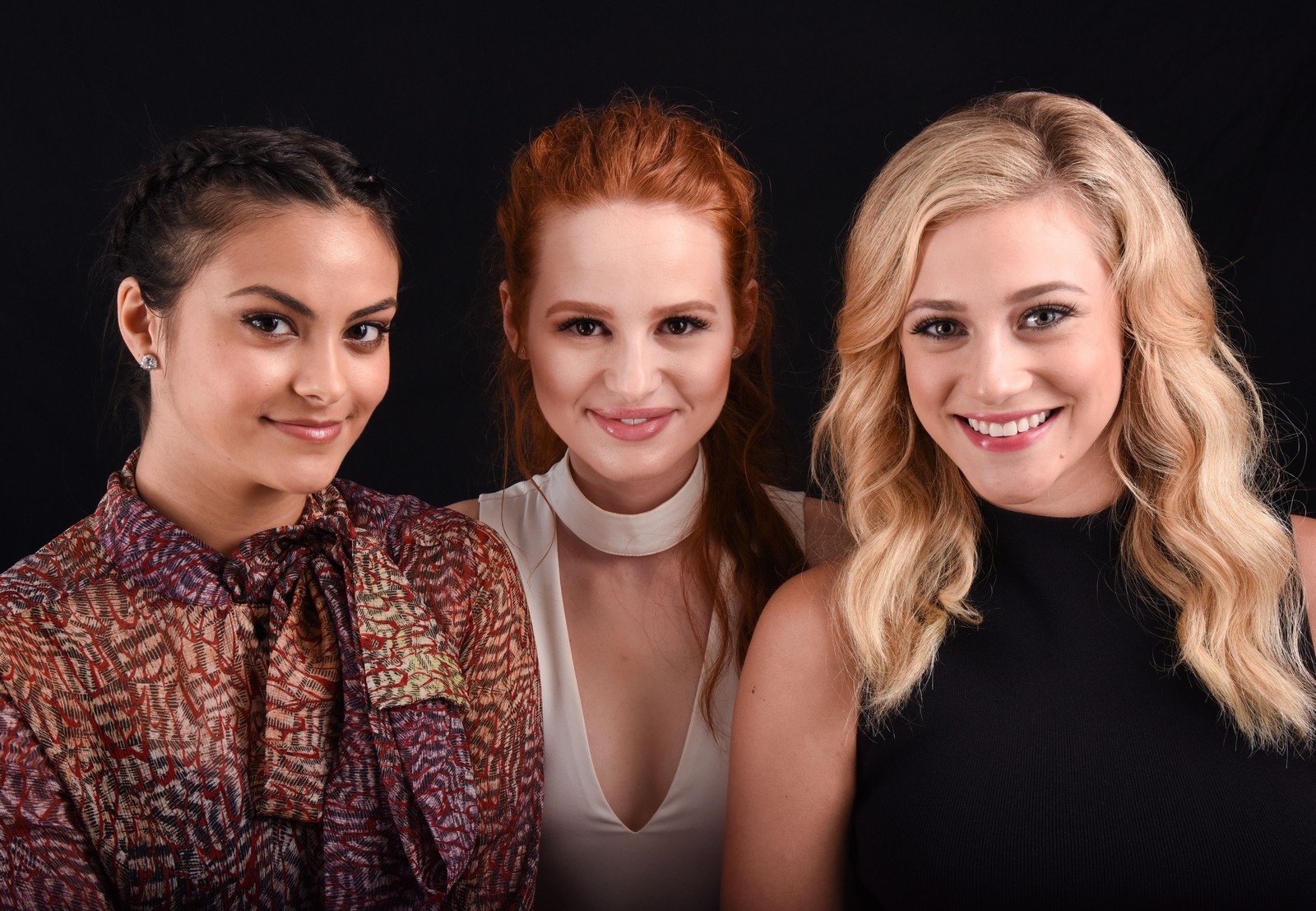 Tres mujeres posando para una foto frente a un fondo negro (camila mendes, madelaine petsch, lili reinhart, fondo negro, 5k)