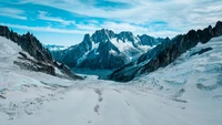 Majestätische schneebedeckte Highlands unter einem weiten Himmel