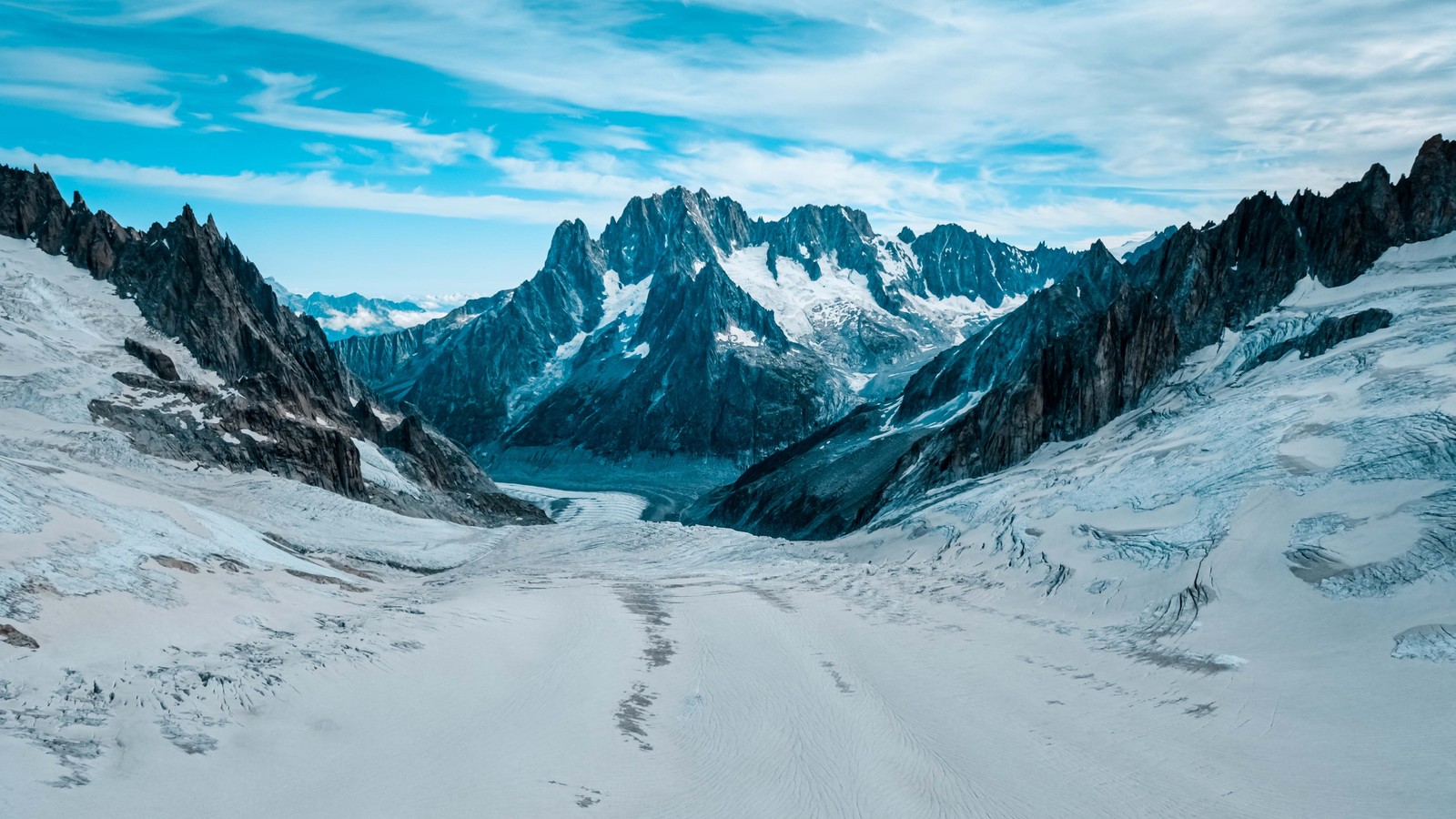 Vue d'une chaîne de montagnes enneigées avec un sentier au premier plan (montagne, nuage, neige, hauts plateaux, pente)