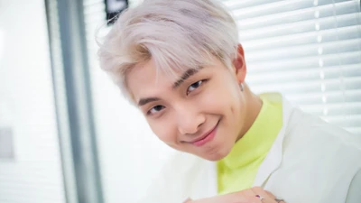 RM do BTS: Sorriso Carismático e Aparência Estilosa