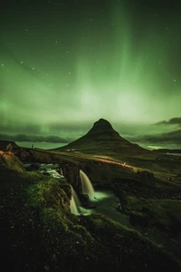 Majestätische Aurora über dem Kirkjufell-Berg und Wasserfall