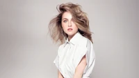 Anne Winters : Actrice blonde glamour dans une séance photo stylée