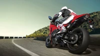 Moto sportive Honda CBR1000RR en action sur un circuit de course