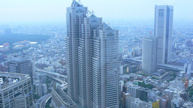 Панорамный вид города с высокими зданиями и автомагистралью (токио, tokyo, небоскреб, башенный блок, метрополия)