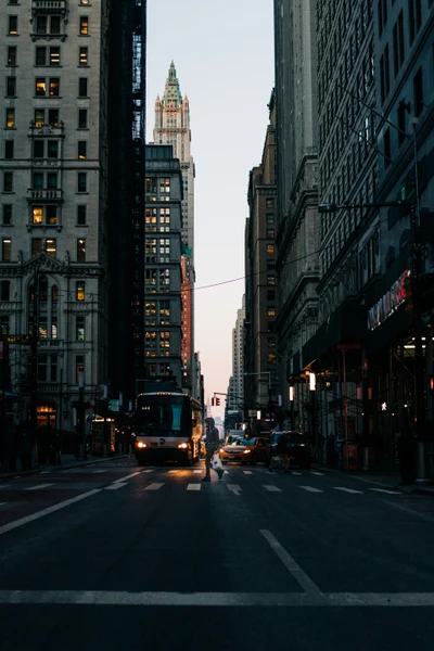 Paysage urbain au crépuscule : Gratte-ciels et vie urbaine dans le centre de Métropolis