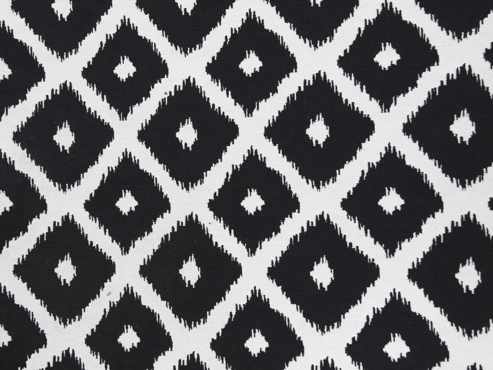 Un primer plano de una tela en blanco y negro con un patrón de diamantes (textil, patrón, diseño, monocromo, blanco y negro)