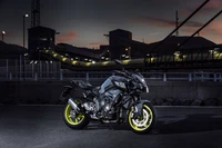 Moto Yamaha avec des jantes jaunes vives au crépuscule