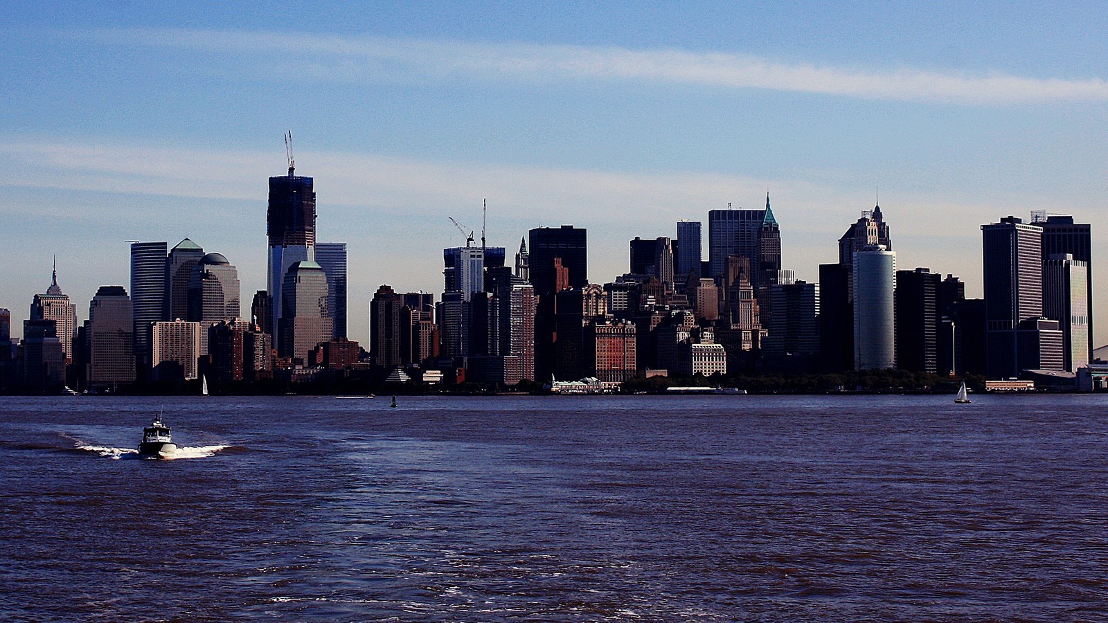 Арафед вид на городской горизонт с лодкой на воде (нью йорк, new york city, небоскреб, город, горизонт)