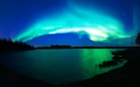 Aurora boréale enchanteresse au-dessus d'un lac serein la nuit