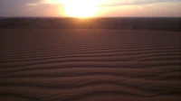 Sonnenaufgang über den ruhigen Sanden der Sahara