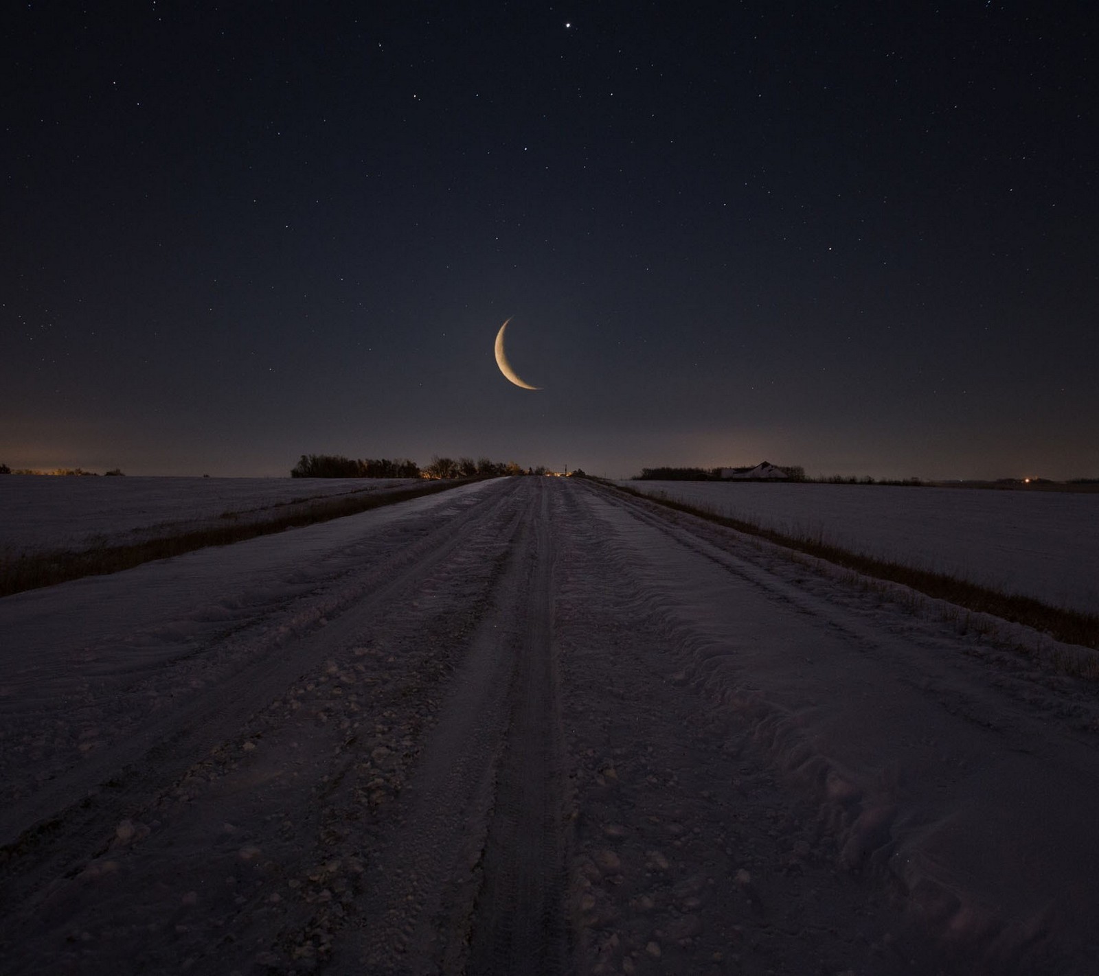 Uma estrada arafed com um crescente e uma estrela no céu (escuro, campo, lua, noite, caminho)