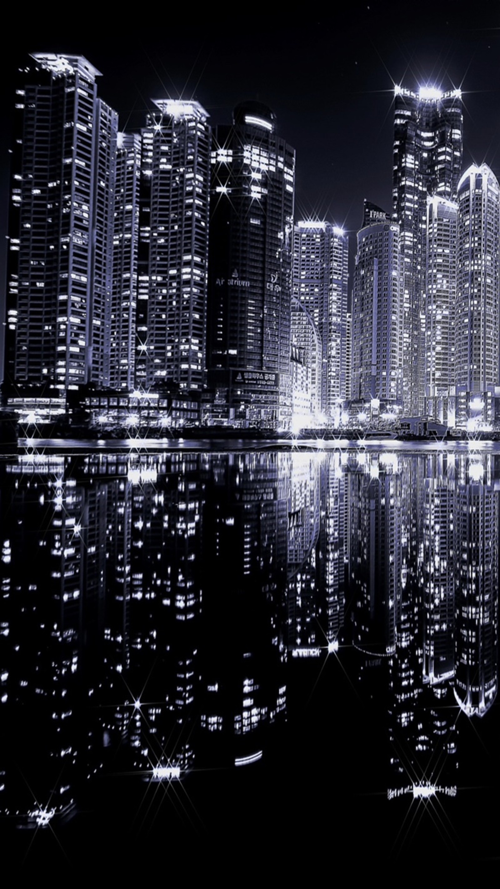 Photo artificielle d'une ville la nuit avec un reflet dans l'eau (lumières de la ville, nuit)