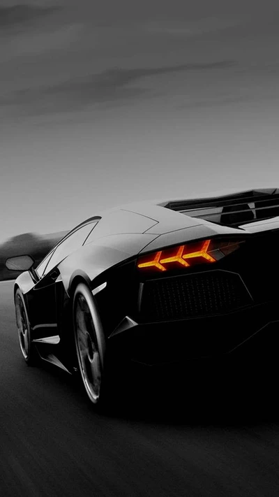 Lamborghini Aventador preto elegante em movimento