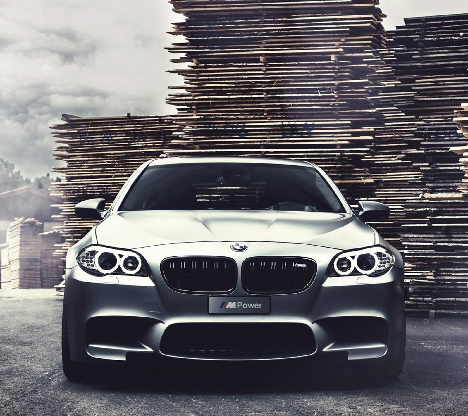 Bmw m5 купе у штабелей дров (bmw, машина, супер)