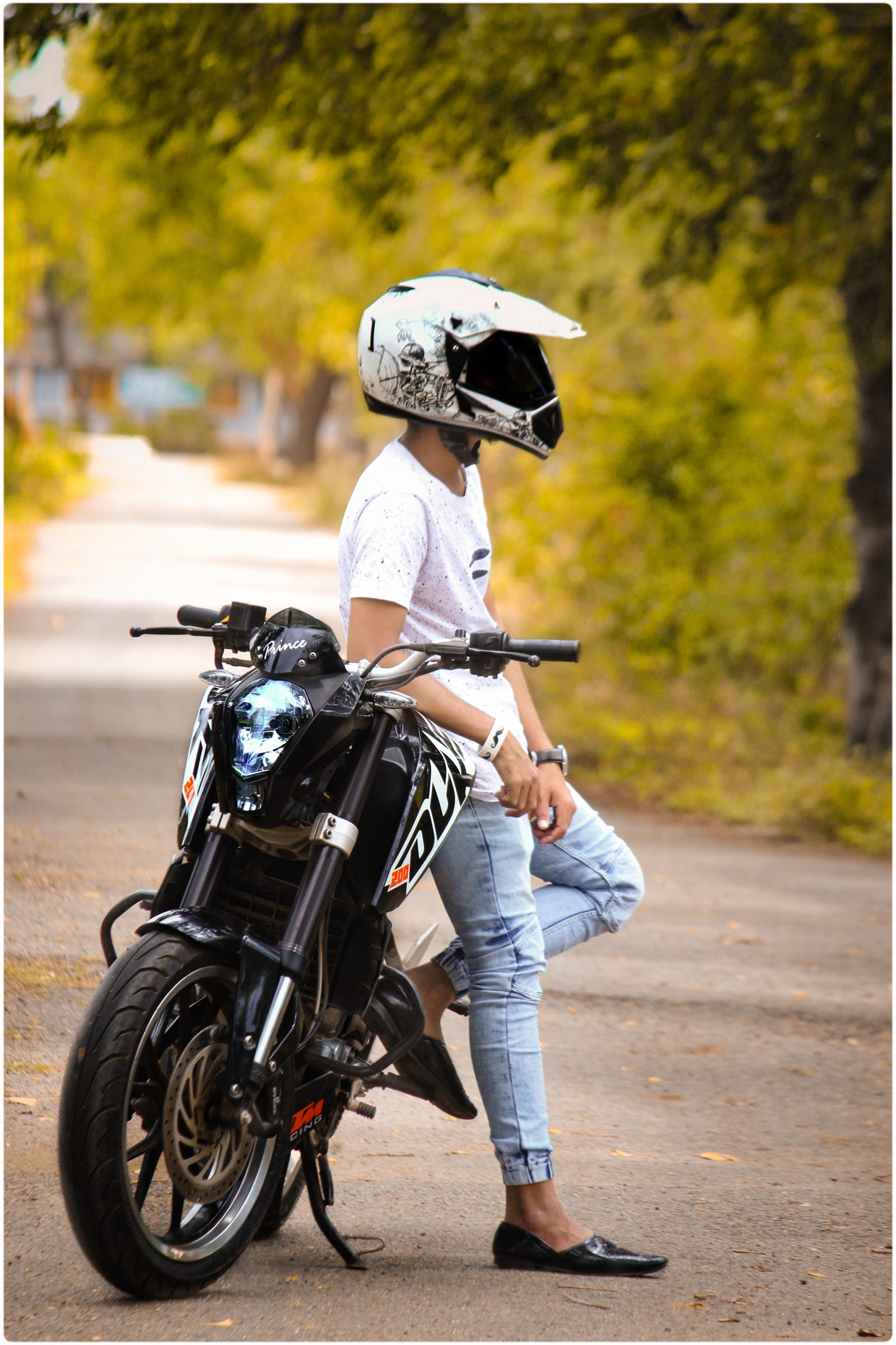 Una jirafa sentada en una motocicleta con casco (bicicleta, motocicleta)