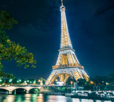 Tour Eiffel illuminée la nuit, Paris