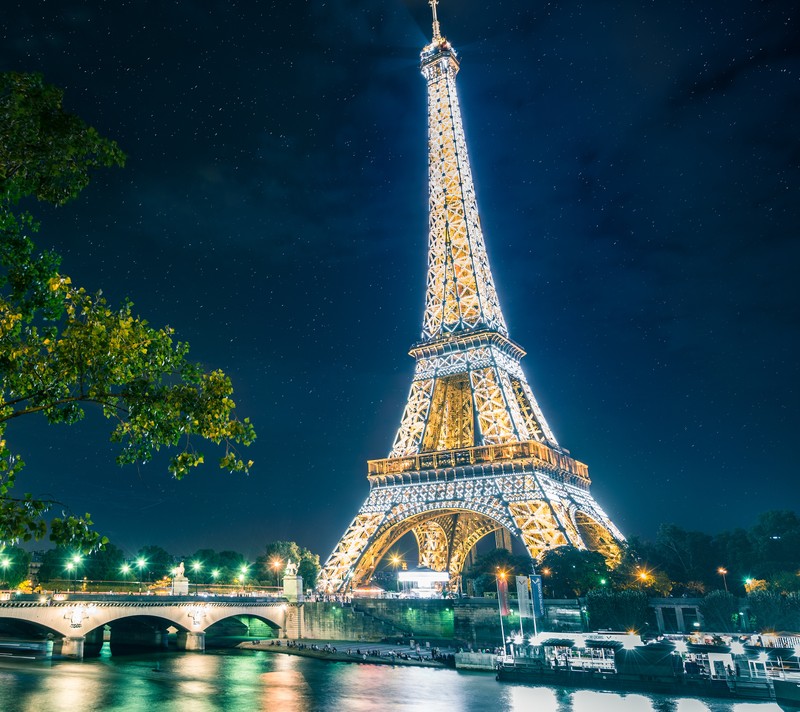 Арафед вид на эйфелеву башню ночью с лодкой на воде (франция, париж, paris)