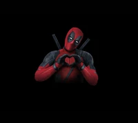 Deadpool formant une forme de cœur avec ses mains