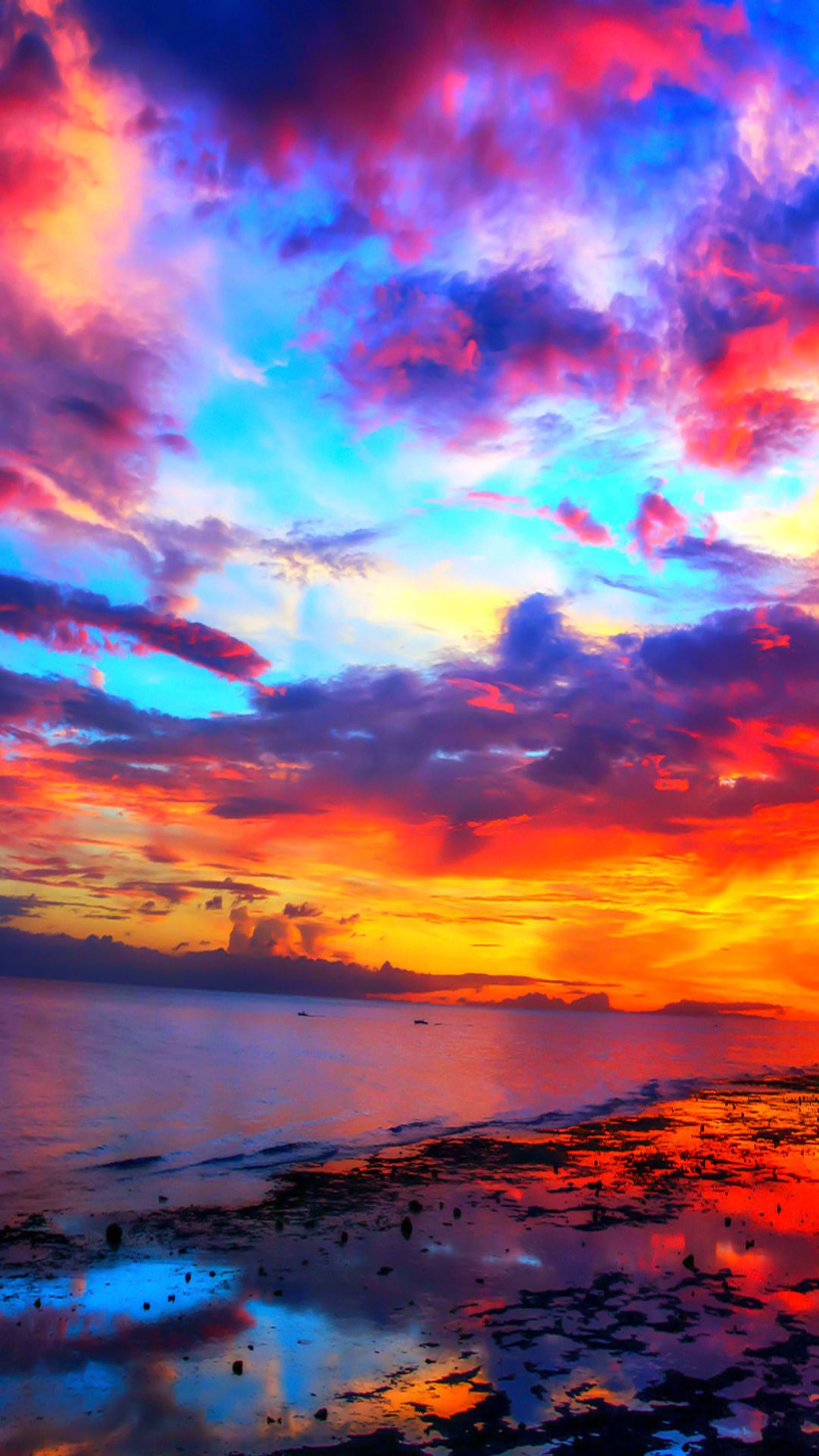 Un ciel avec un coucher de soleil coloré se reflétant dans l'eau. (plage, beau paysage, nature)