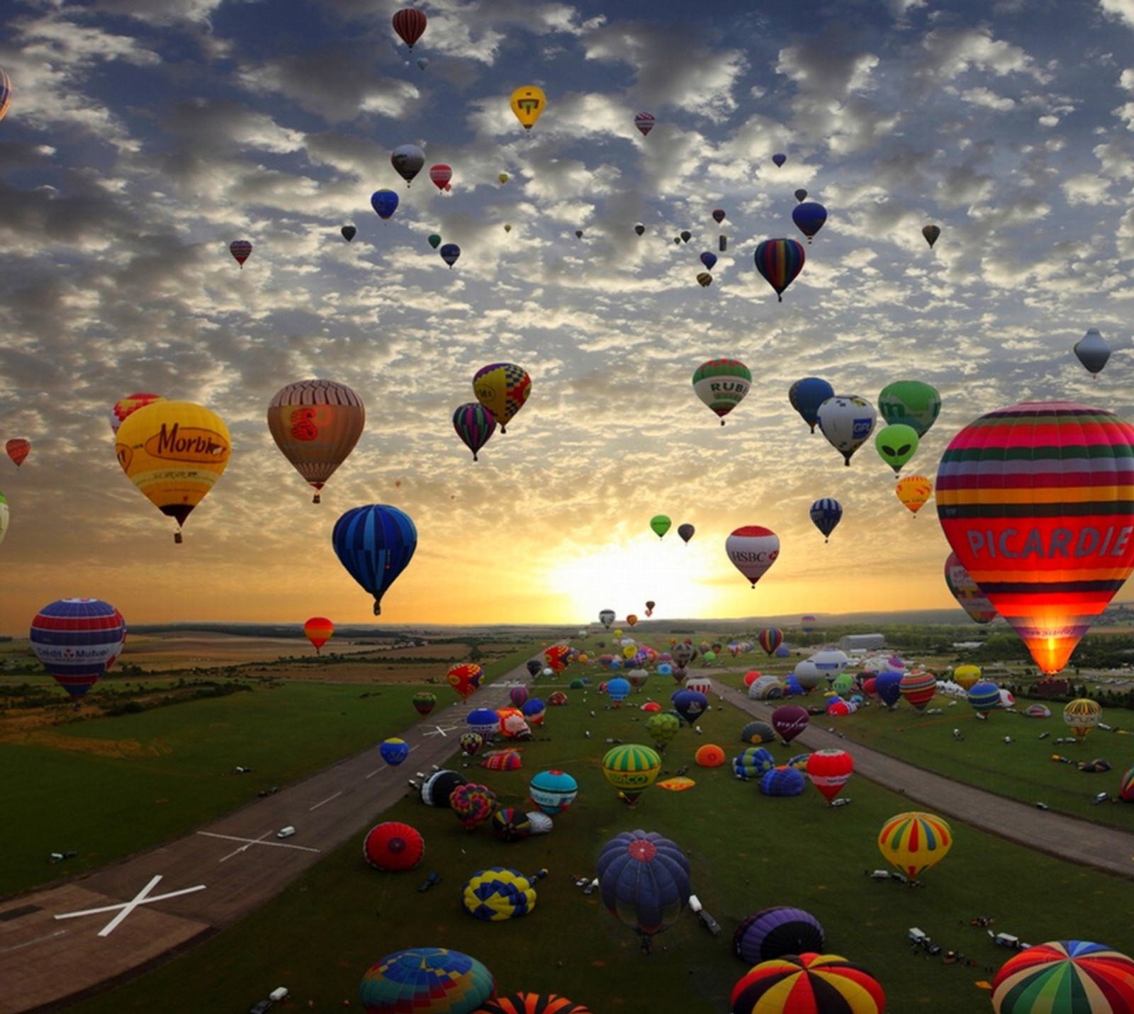 Des montgolfières volant dans le ciel au coucher du soleil (fdfg, rjjm)