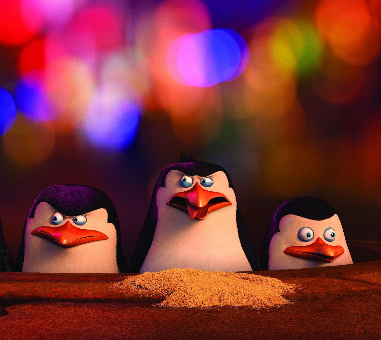 Três pinguins estão em pé em uma fila com os bicos abertos (animação, hollywood, madagascar, filme, pinguins)