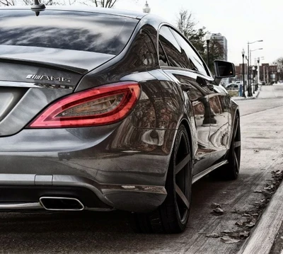 Elegante Mercedes CLS 63 AMG com um exterior polido e rodas estilosas.