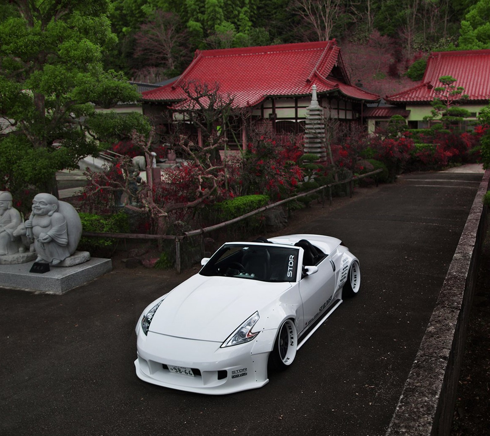 Une voiture de sport blanche garée devant une maison japonaise (voiture, modifié, blanc)