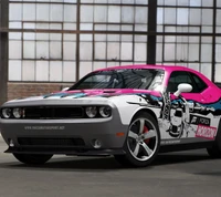 Dodge SRT8 élégant avec un wrap graphique vibrant dans un cadre de garage.