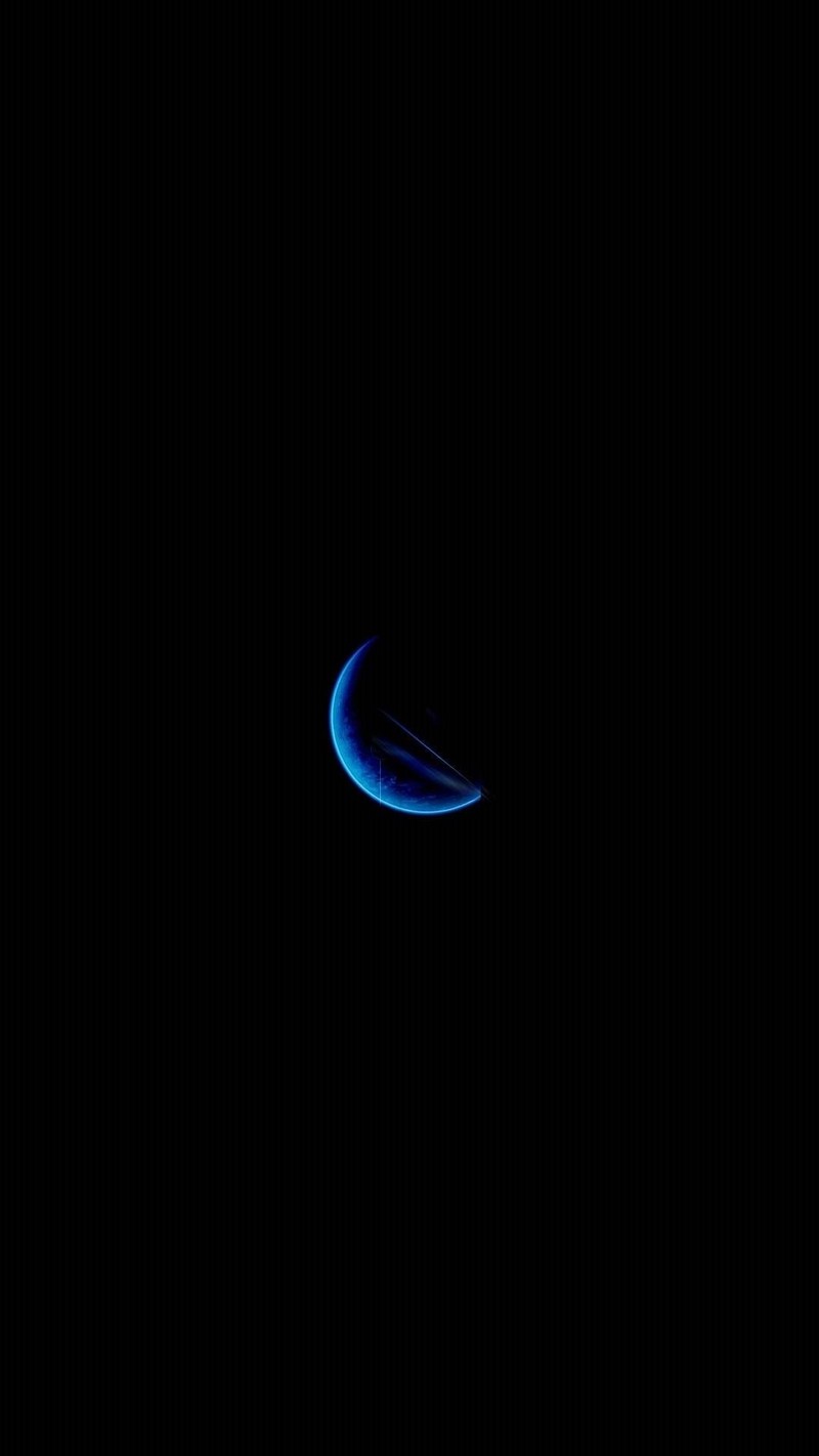 Un primer plano de una luna con un anillo azul en la oscuridad (azul, planeta)