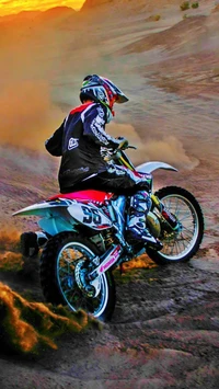 Piloto de motocross colorido en acción al anochecer