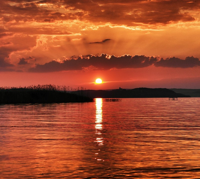 Закат над водоемом с лодкой вдалеке (balaton, венгрия, закат)