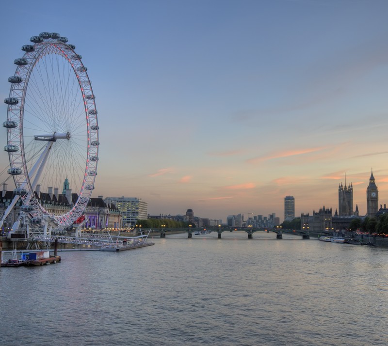 Вид на колесо обозрения и мост через реку (биг бен, big ben, лондон, london)